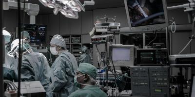 Ewolucja sal operacyjnych – od tradycyjnego stołu chirurgicznego po w pełni zintegrowane sale hybrydowe