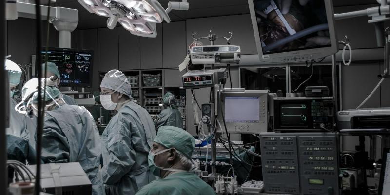 Ewolucja sal operacyjnych – od tradycyjnego stołu chirurgicznego po w pełni zintegrowane sale hybrydowe