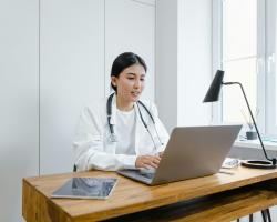 Czego brakuje polskiej telemedycynie i jak próbujemy to zmienić – rozmowa z Piotrem Sochanem