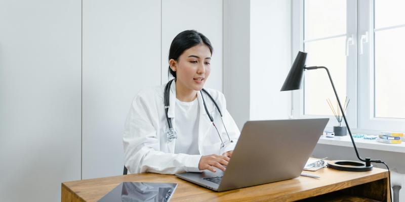 Czego brakuje polskiej telemedycynie i jak próbujemy to zmienić – rozmowa z Piotrem Sochanem