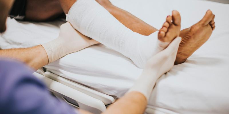 Oscylacja zamiast obrotu: co decyduje o bezpiecznym zdejmowaniu gipsu