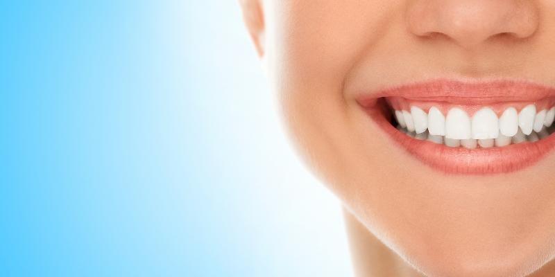 Na jaką metodę wybielania zębów się zdecydować? Sprawdzamy możliwości